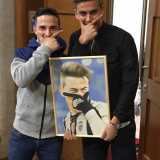 �I giocatori apprezzano i fan spontanei e poco insistenti - spiega Fabio -. Meglio ancora se porti loro dei regali: io per esempio dono a volte dei ritratti dipinti da me nel tempo libero. Lo juventino Dybala in particolare ne ha diversi nella sua abitazione�